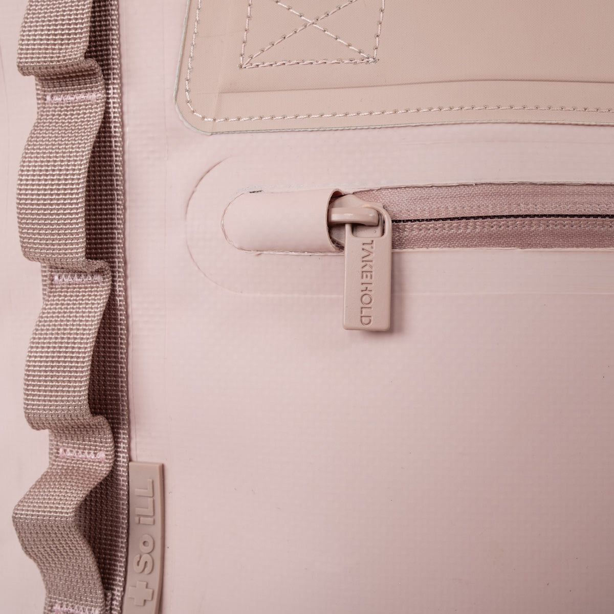 Close up of so ill x on the roam 25L bag hooded dryweld zipper