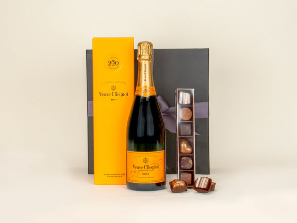 Send Veuve Clicquot Champagne Gift Set with Flutes Online
