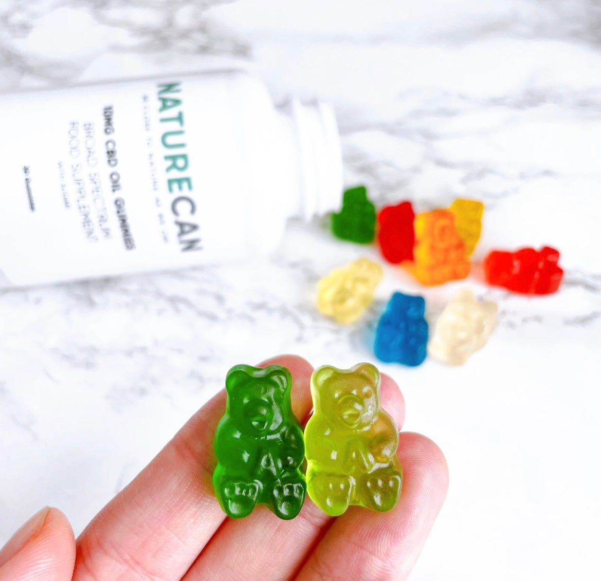 twee CBD Gummies op handen