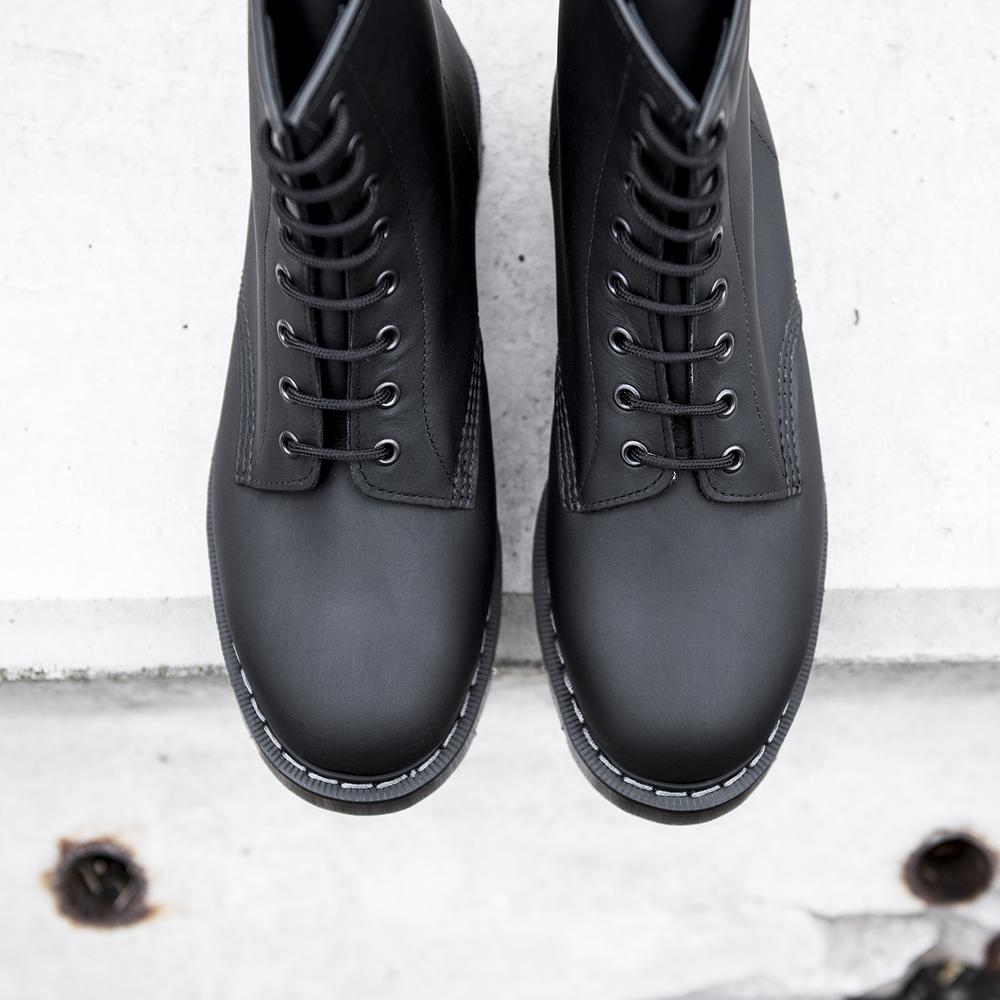 SOLOVAIR - BLACK GREASY 8 EYE DERBY BOOT