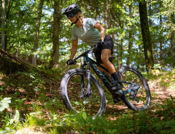 Radfahrerin im Wald mit Mountainbike