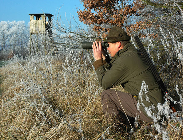 Jäger mit Fernglas bei Kälte