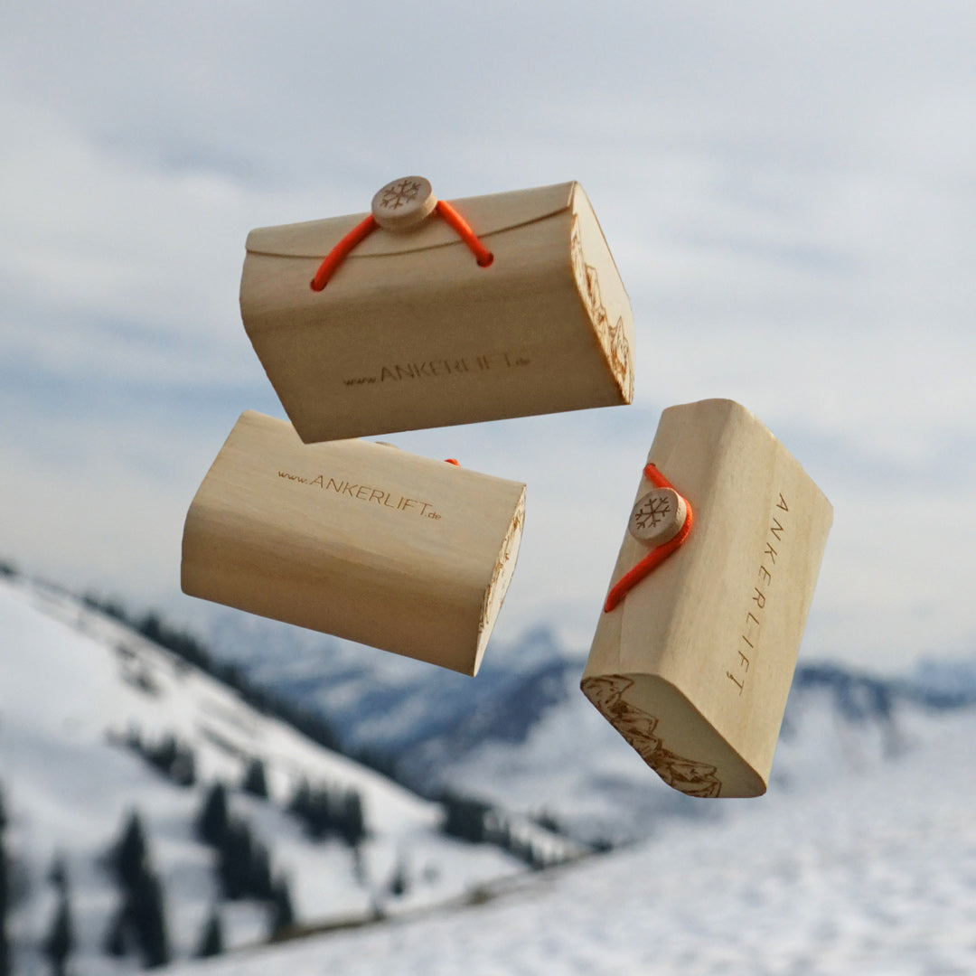 ANKERLIFT Verpackung der Armbänder aus Holz mit Schnee im Hintergrund