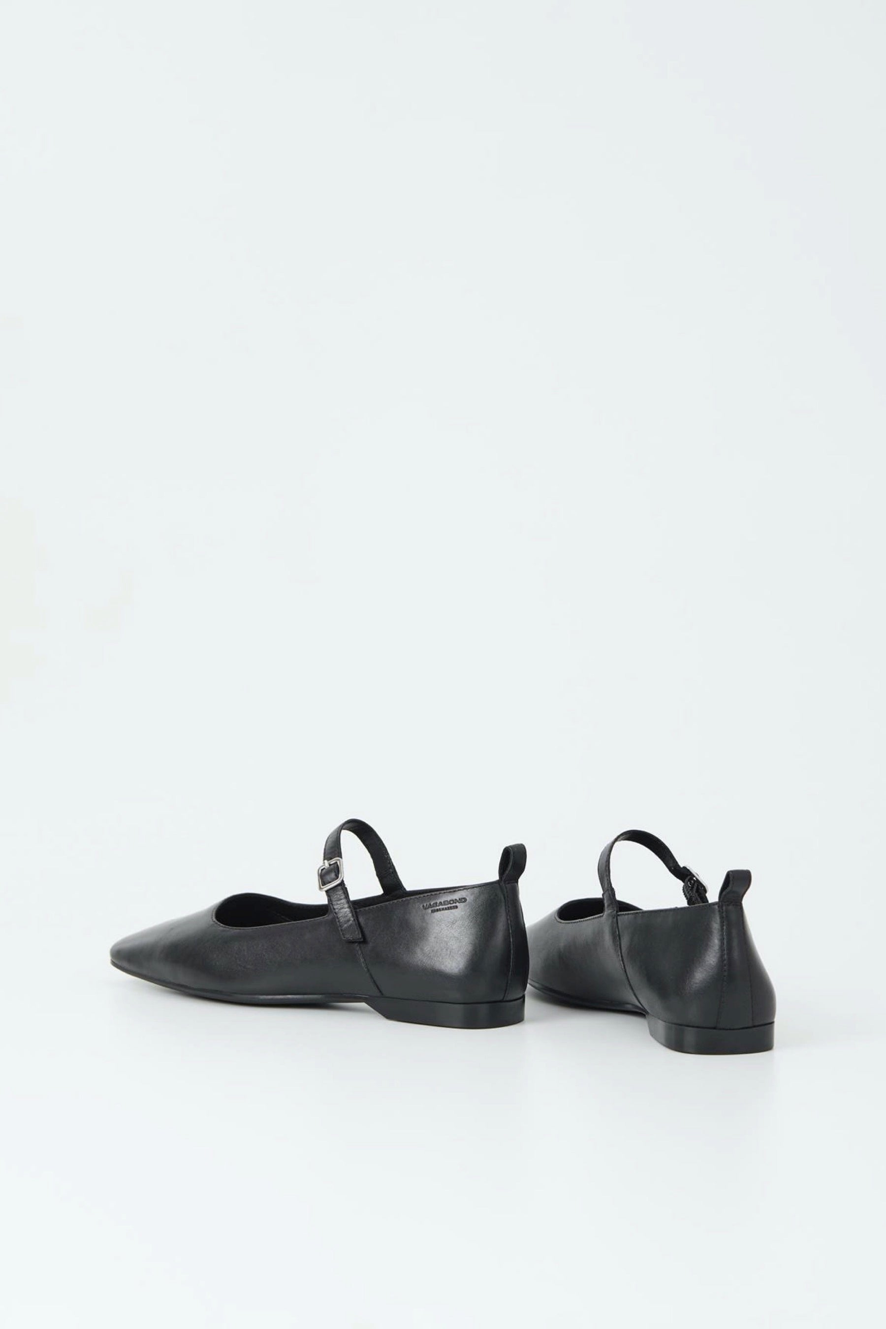 Black Delia Flat