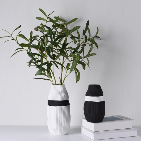 contrast-ribbon-textured-ceramic-vase