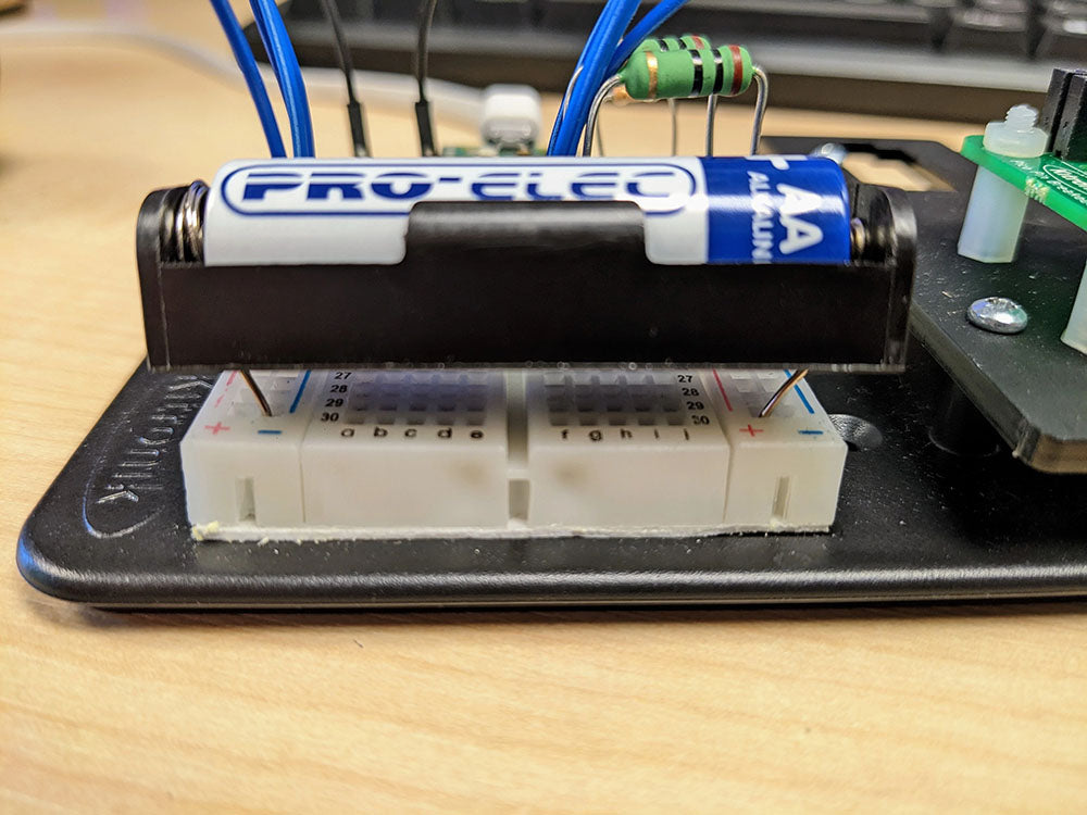 Raspberry Pi Pico Battery Voltmeter battery on breadboard