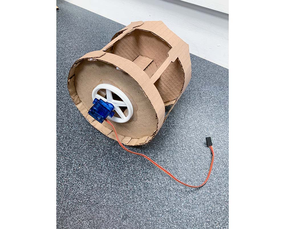 simple servo carousel - fitting the servo