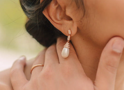 Boucles d'oreilles perles pendantes Manal Paris