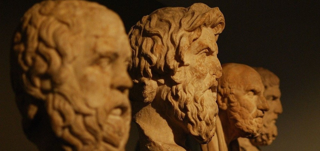Büstenstatuen klassischer griechischer Autoren in einem Museum