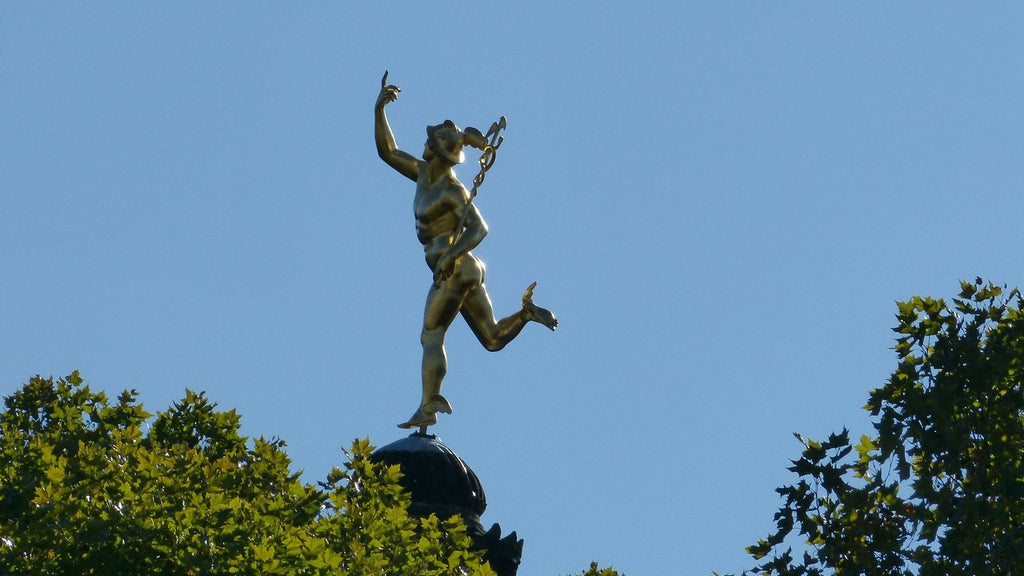 Statue en bronze du dieu hermès avec son caducée.