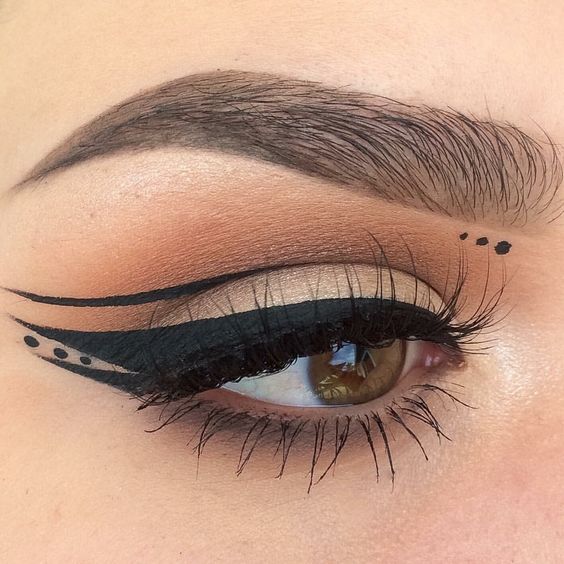 winged eyeliner styles