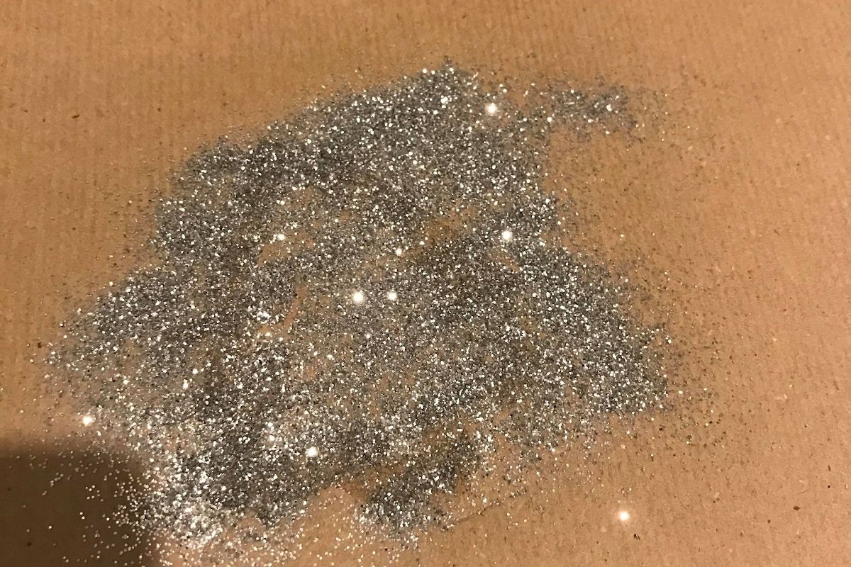 Make your own glittery wrapping paper step 2