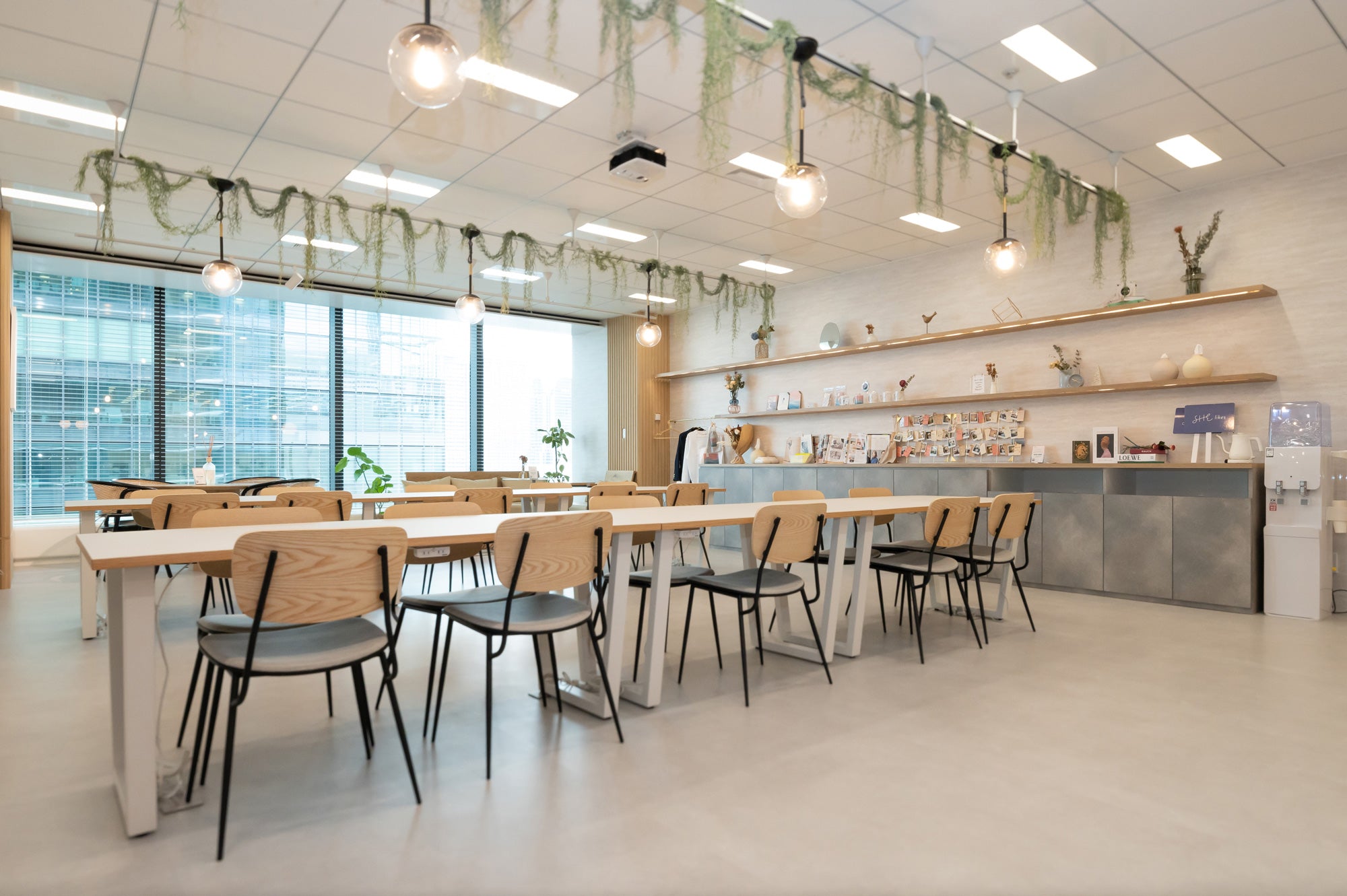 KANADEMONO コーディネート家具採用のSHE株式会社のオフィス風景