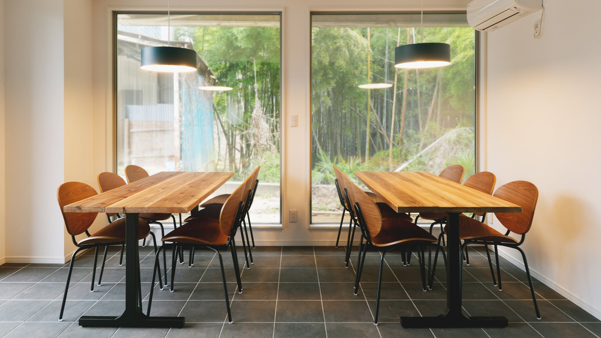 KANADEMONO コーディネート家具採用の中田造園株式会社の無垢 杉材テーブルを配置した商談スペース2