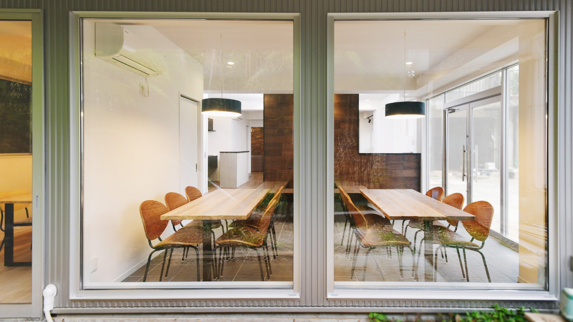 KANADEMONO コーディネート家具採用の中田造園株式会社の無垢 杉材テーブルを配置した商談スペース3