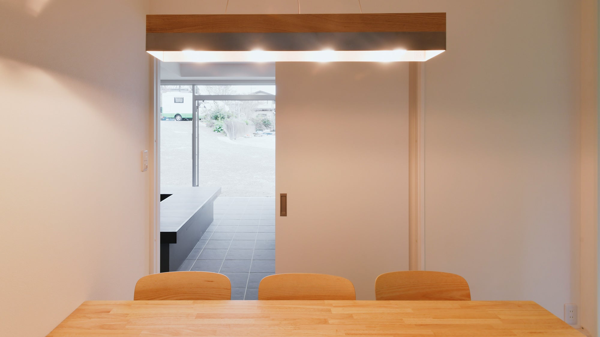 KANADEMONO のコーディネート家具採用の中田造園株式会社のラバーウッドテーブルを配置した会議スペース1