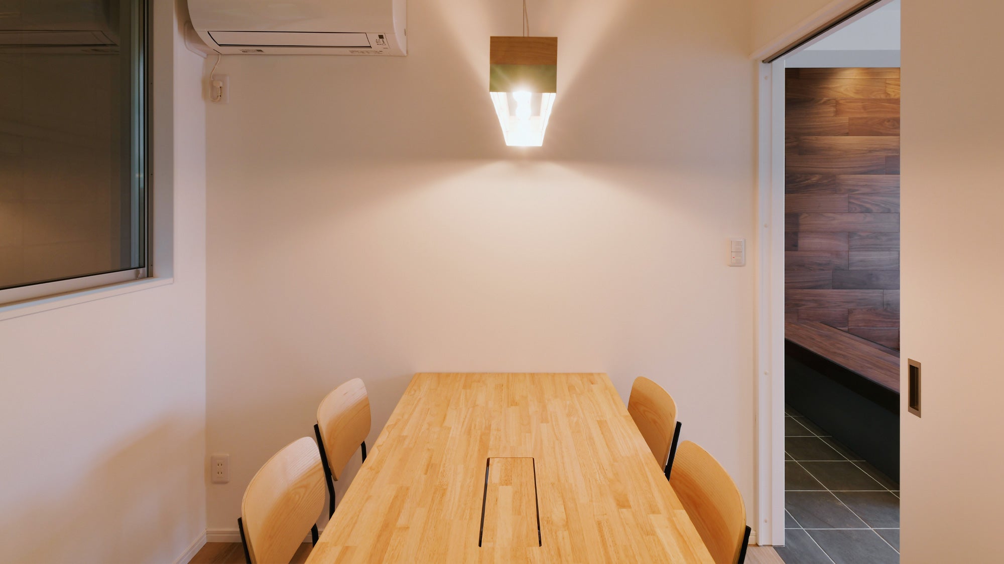 KANADEMONO コーディネート家具採用の中田造園株式会社のラバーウッドテーブルを配置した会議スペース2