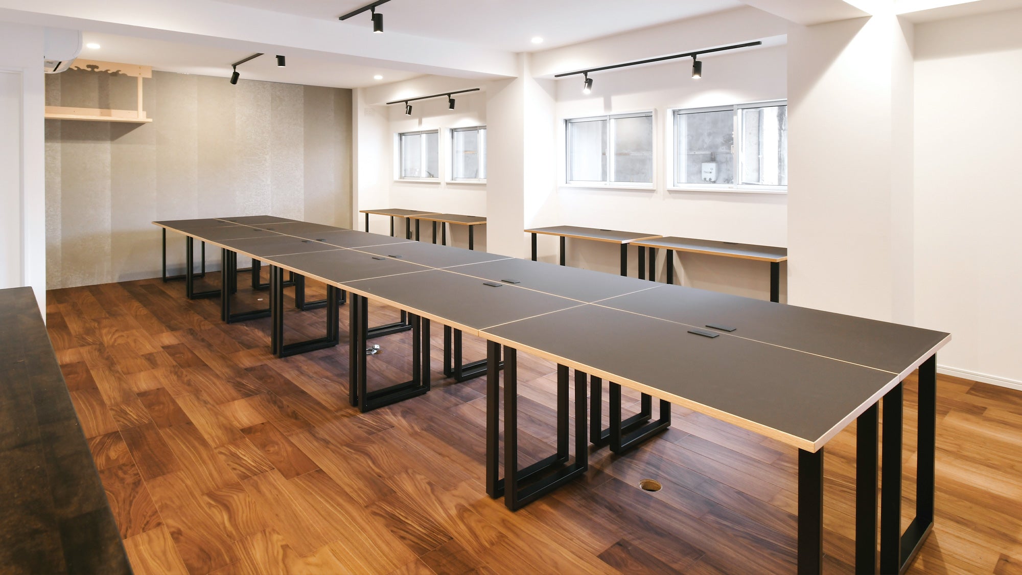 KANADEMONO コーディネート家具採用の中田造園株式会社のリノリウムテーブルを配置した会議スペース2