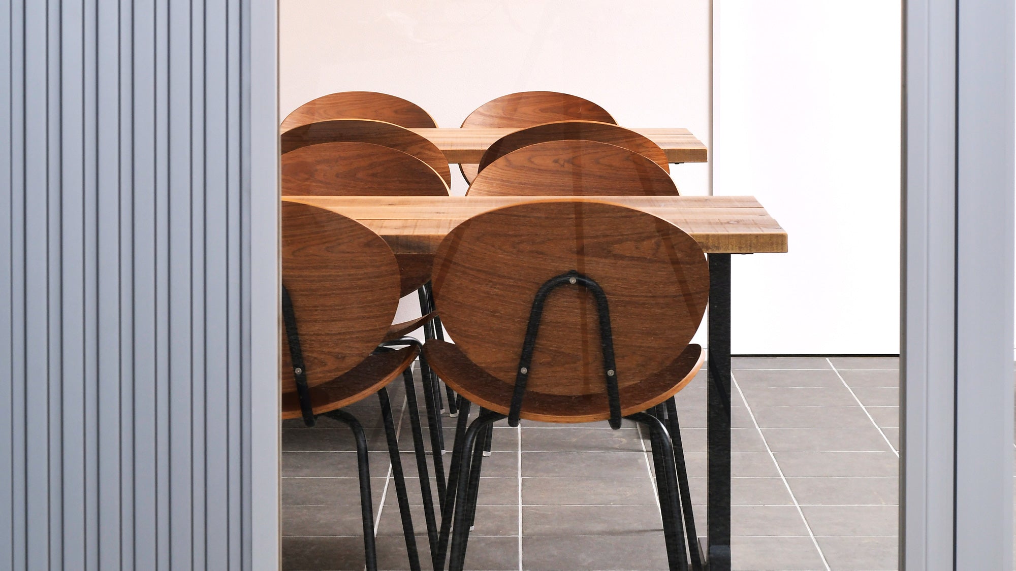 KANADEMONO コーディネート家具採用の中田造園株式会社の無垢 杉材テーブルを配置した商談スペース4