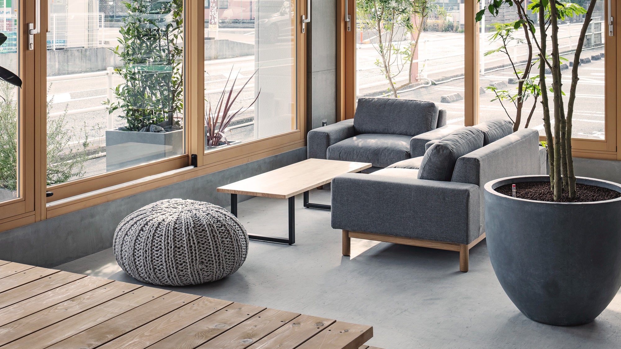 KANADEMONO のコーディネート家具採用のKOENカフェスペース（ソファエリア2）