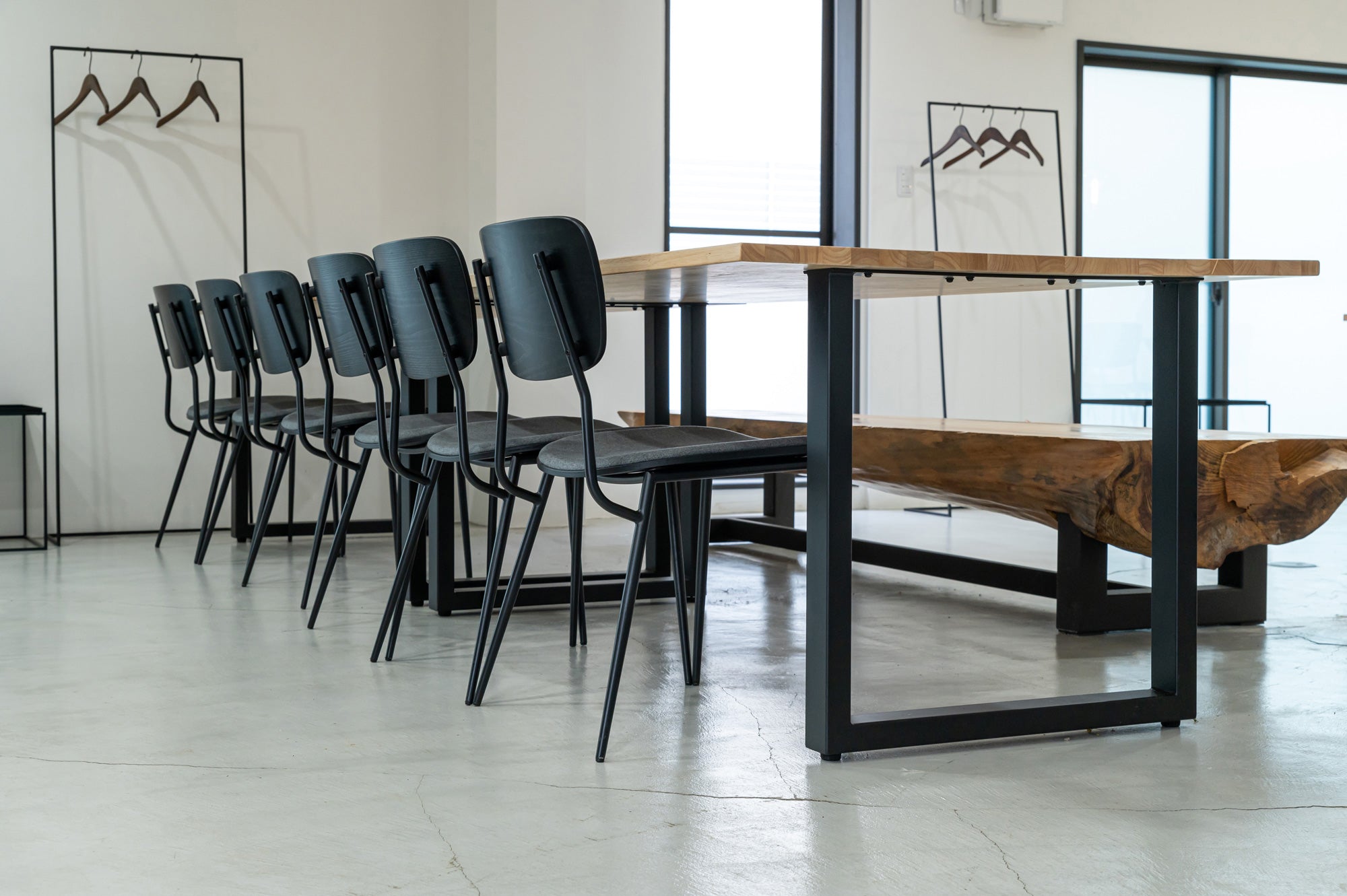 KANADEMONO コーディネート家具採用の株式会社バルフロールのミーティングスペース2