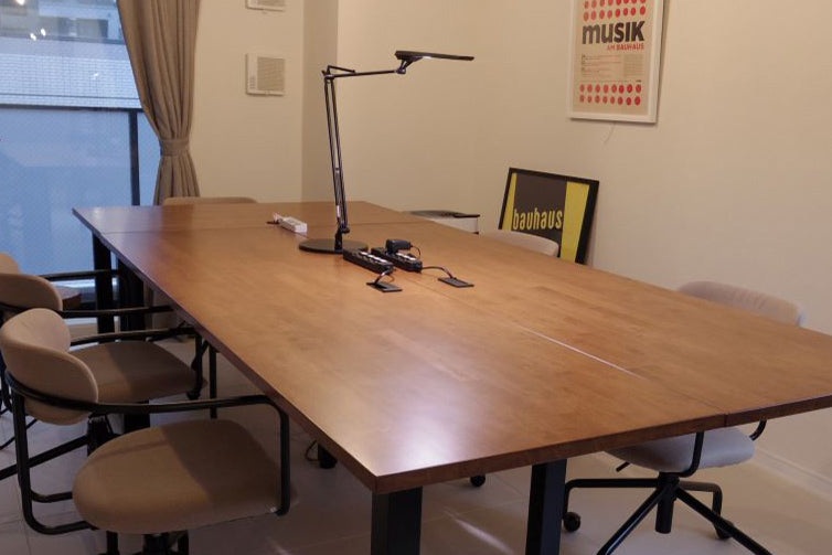 KANADEMONO のテーブル配線オプションのオフィスでの採用事例