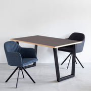 かなでもののリノリウム素材のブラウン天板とマットブラックのトラペゾイド鉄脚を組み合わせたシンプルモダンなーテーブルと椅子