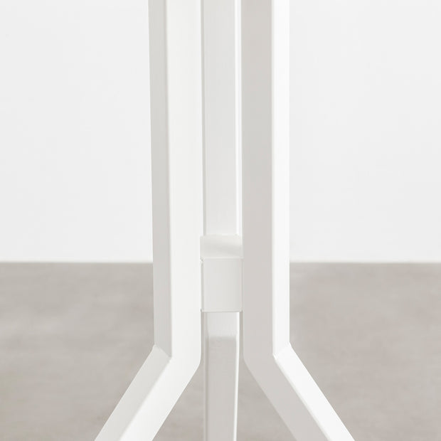 3本のアイアン脚がすらりと伸び立つフォルムが美しいトライポッド型のホワイト鉄脚に、ファニチャーリノリウムMauveの天板を合わせたカフェテーブル（脚分岐点2）