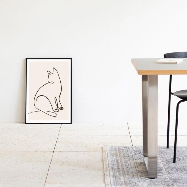 KANADEMONOの猫のおすわりをモチーフにしたモダンなドローイングアートA２＋ブラックフレーム（ダイニング使用例）
