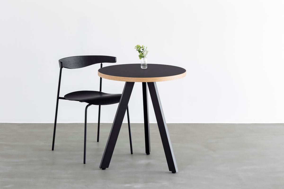 かなでもののファニチャーリノリウムのNero天板とマットブラックの3pinアイアン脚を組み合わせたすっきりとしたデザインのカフェテーブルと椅子