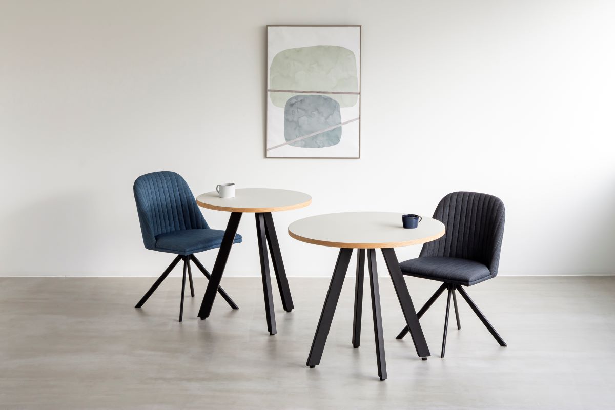 かなでもののファニチャーリノリウムのMushroom天板とマットブラックのpinアイアン脚を組み合わせたすっきりとしたデザインのカフェテーブルと椅子
