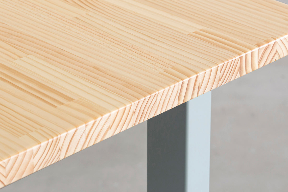KANADEMONOのパイン材の天板とサンドベージュのカラースクエア脚を組み合わせたテーブル（天板角）