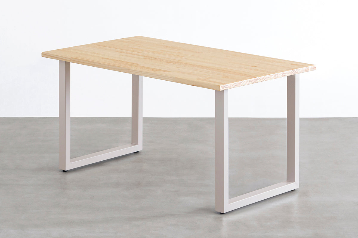 KANADEMONOのパイン材の天板とサンドベージュのカラースクエア脚を組み合わせたテーブル