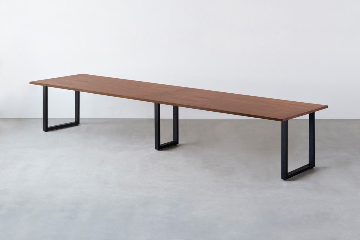 Kanademonoのラバーウッド ブラウン天板とブラック脚を組み合わせたシンプルモダンな幅連結タイプの特大テーブル