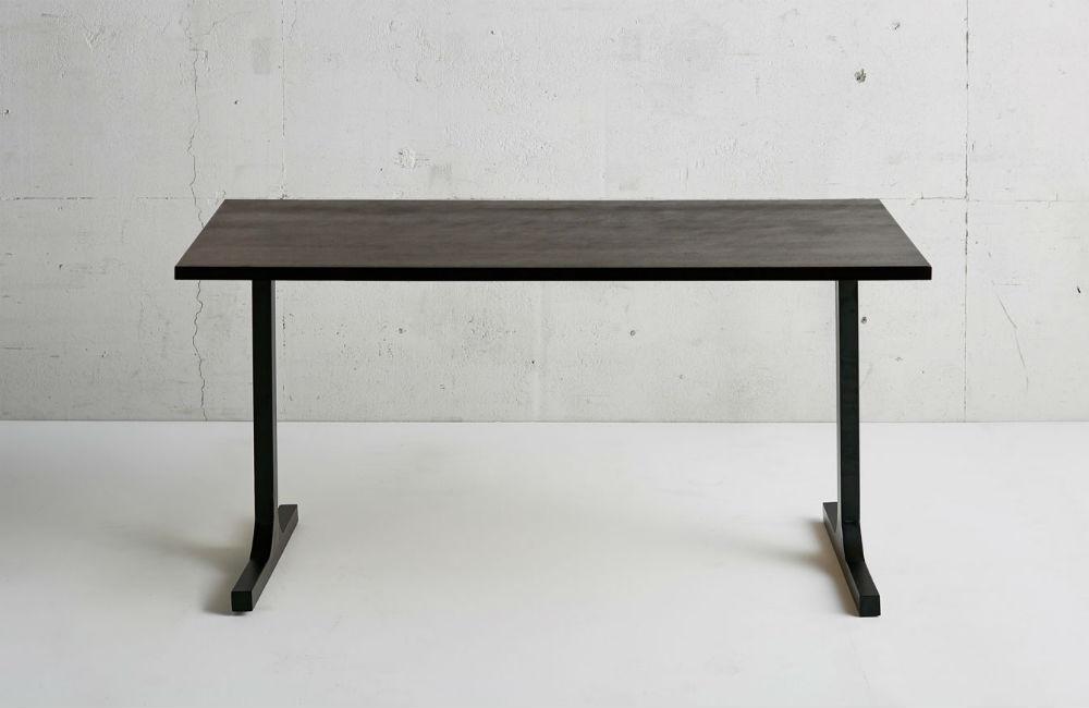 かなでもののブラックブラウンのラバーウッド天板とマットブラックのI型の鉄脚を組み合わせたシンプルモダンなテーブル