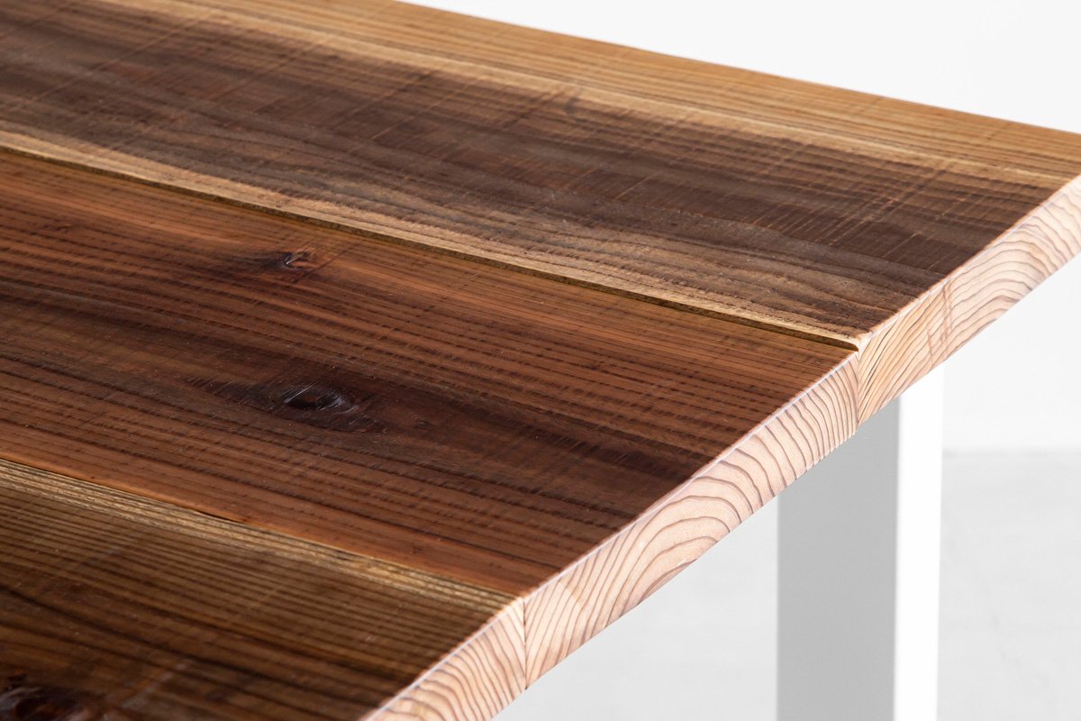 かなでもののヴィンテージ風杉無垢とホワイトの鉄脚を組み合わせたシンプルモダンなテーブル