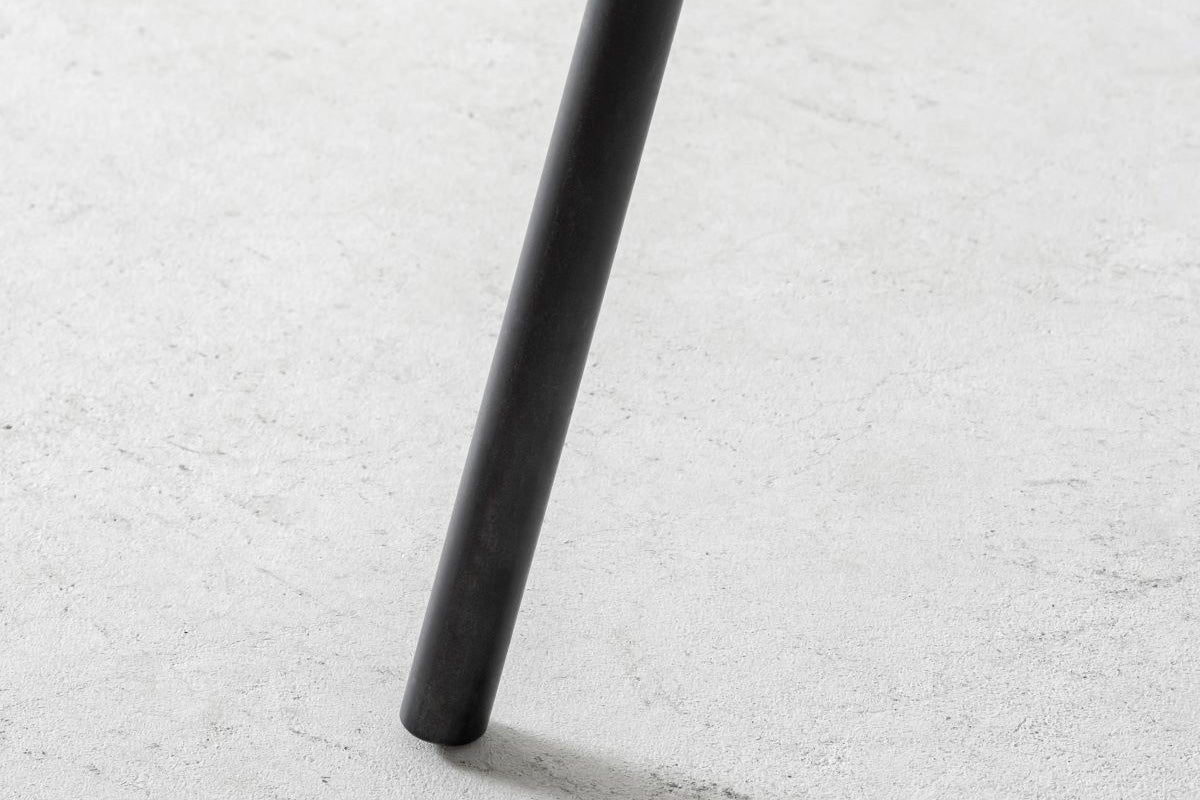 かなでもののオーク無垢材と黒皮鉄を組み合わせたナチュラルシンプルなスツールの脚1
