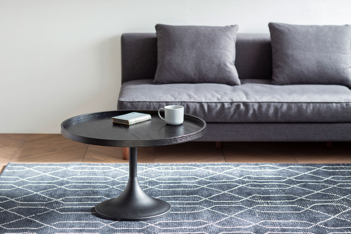 ブラックオークの天板とベースの曲線が美しいシンプルなコーヒーテーブルの使用例1