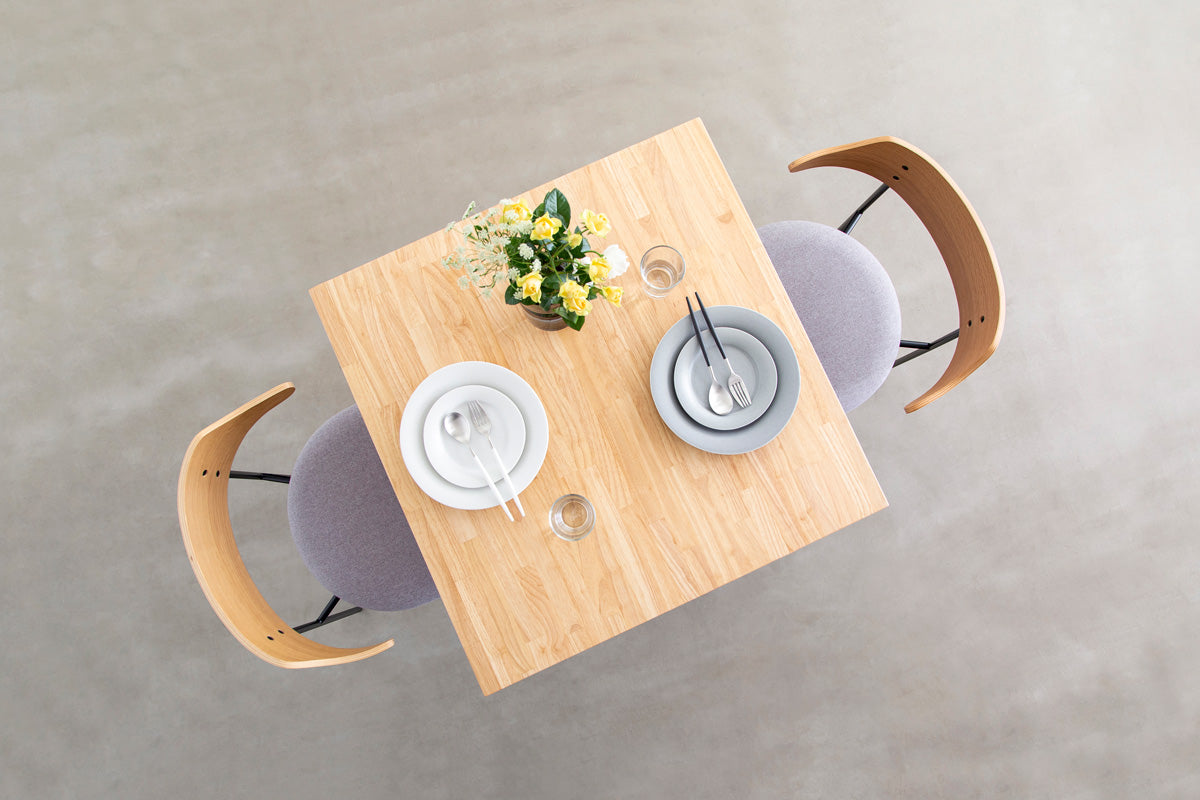 Kanademonoのラバーウッドナチュラル天板とトライアングルホワイト脚4本を組み合わせたスクエア型のカフェテーブル（使用例7）