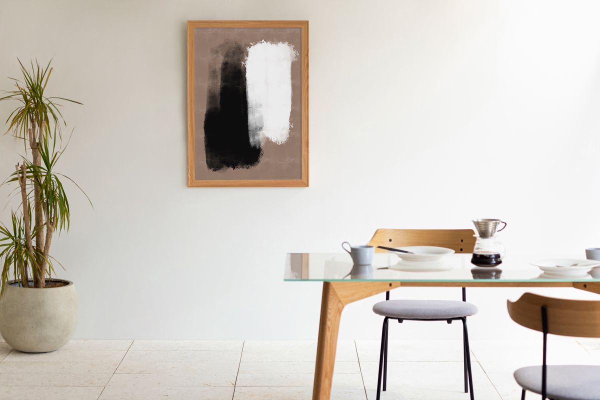 KANADEMONOのブラウンに白と黒の大胆なペイントが空間を引き締めるシックモダンな抽象画アートA1＋ナチュラル木製フレーム（ダイニング使用例）