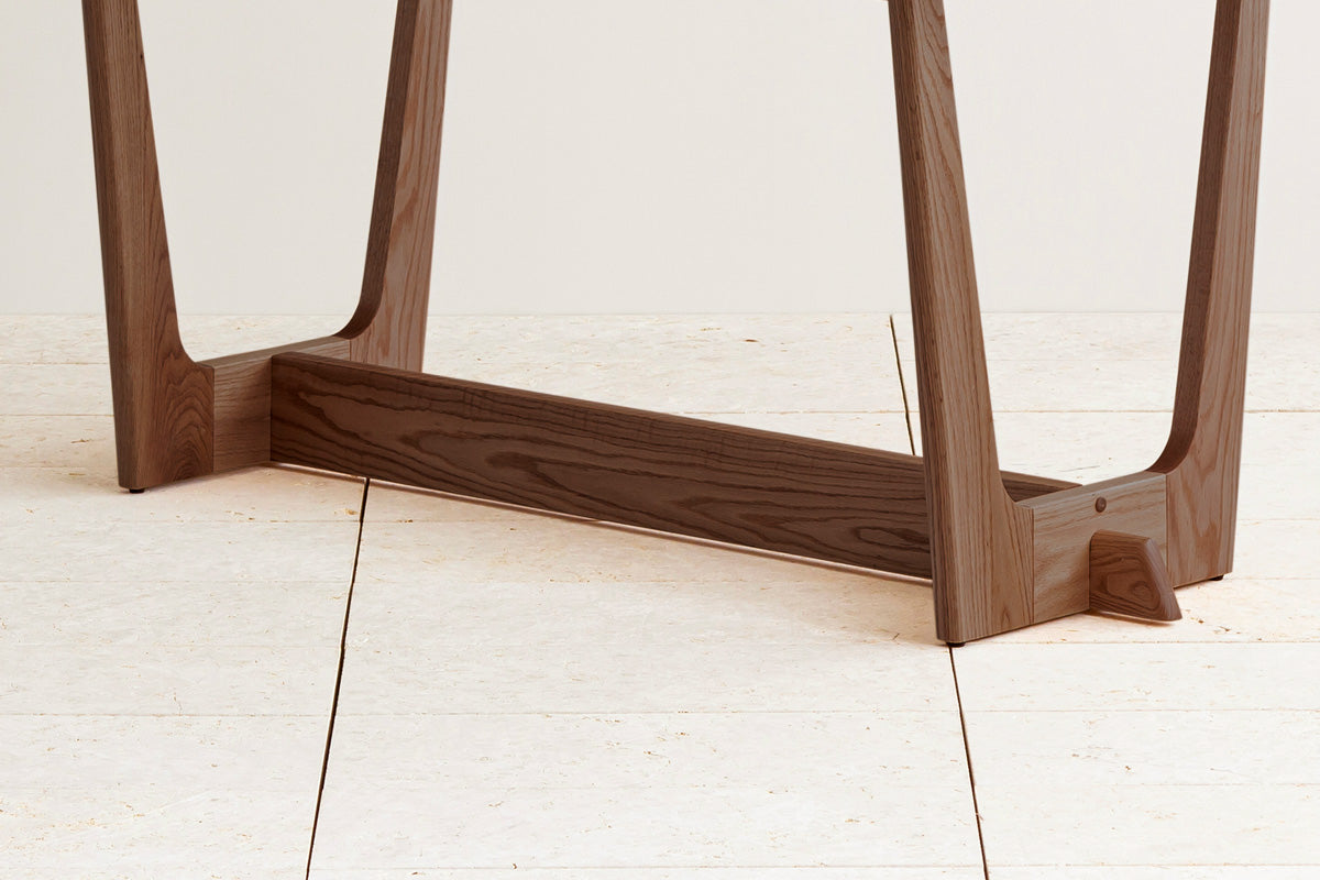 Favricaのガラス天板とブラウンのトラぺゾイド型木製脚を組み合わせたダイニングテーブル（木製脚の下部クローズ）