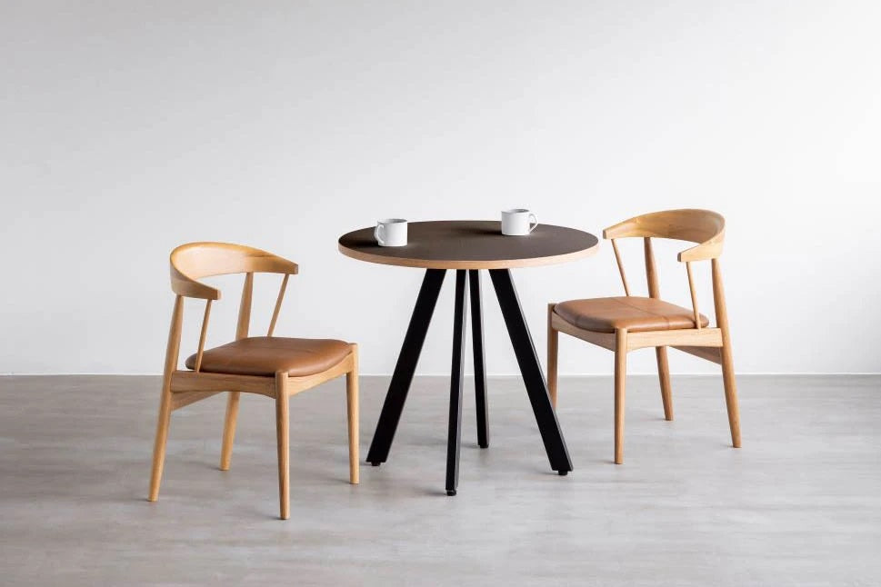 かなでもののファニチャーリノリウムの天板とマットブラックの4pinアイアン脚を組み合わせたすっきりとしたデザインのカフェテーブルと椅子