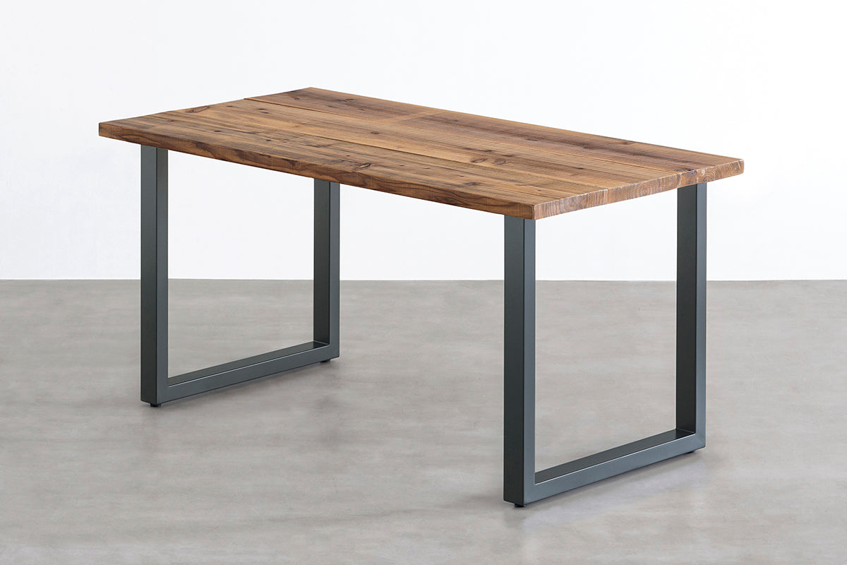 KANADEMONOのヴィンテージ加工した杉無垢材の天板とローズマリーのカラースクエア脚を組み合わせたテーブル