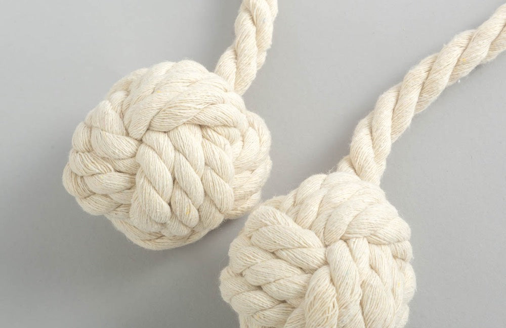 かなでものの素材感のある編みタッセルを使った毛糸玉のようなざっくりと編んだボールが愛らしいチュラルな雰囲気のお部屋にぴったりなカーテンタッセル(毛糸玉)