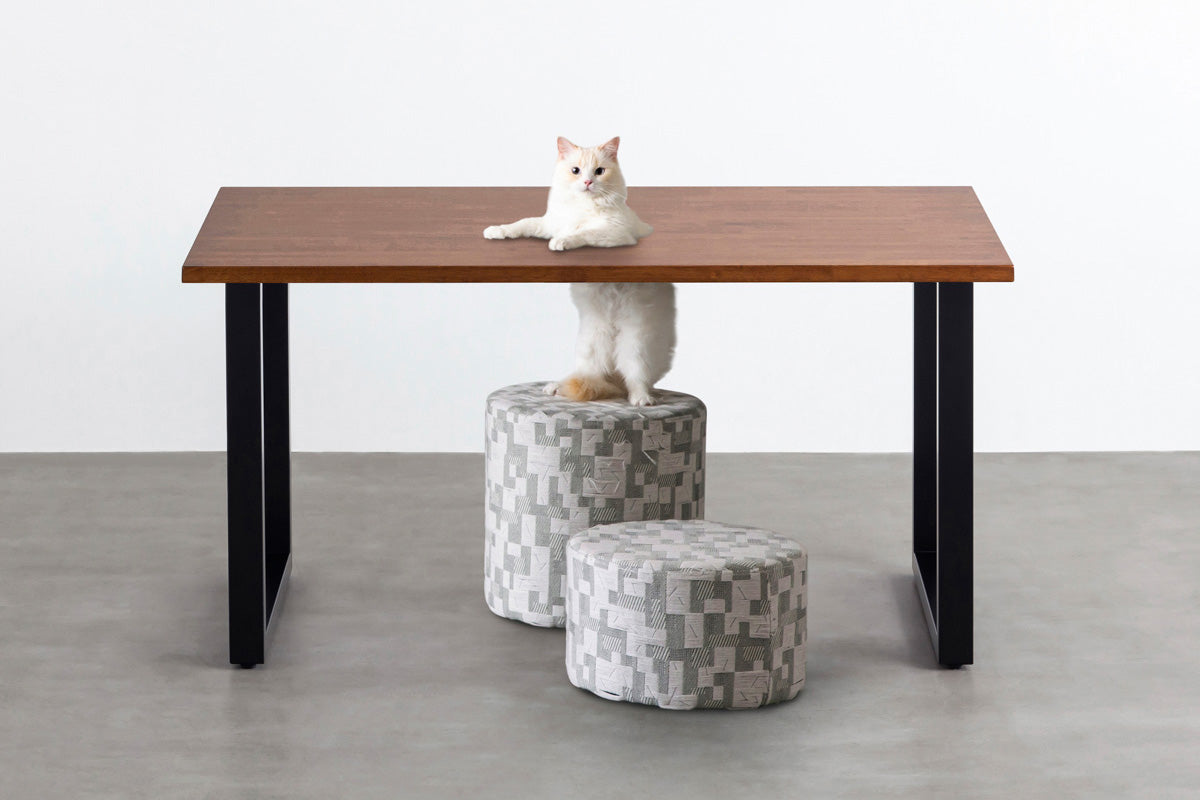 Kanademonoのラバーウッドブラウン天板とブラックのスクエア鉄脚で製作した、猫穴付きのテーブル