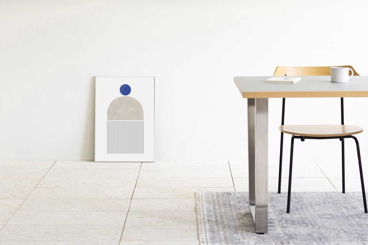KANADEMONOのグレーとビビットなブルーのトーンがお部屋を明るくするシンプルモダンなジオメトリックアートA2＋ホワイトフレーム（ダイニング使用例）