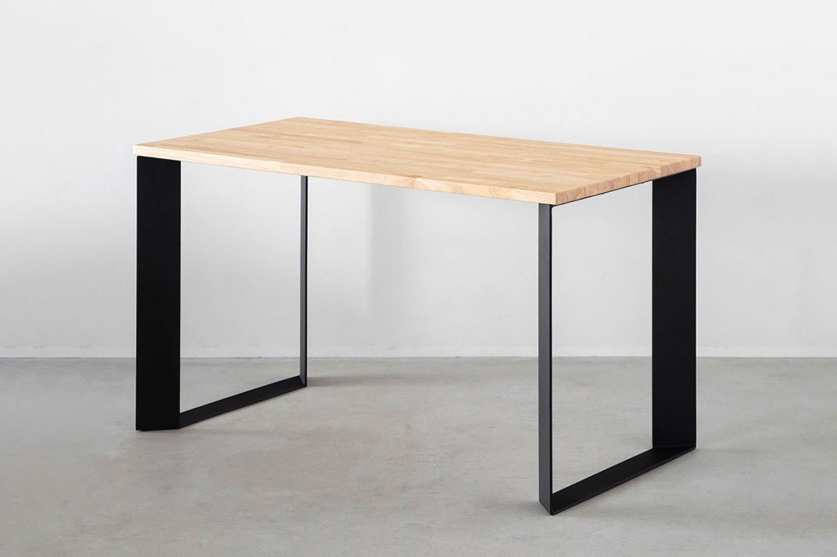 かなでもののナチュラルテイストなラバーウッドとマットブラックのスラッシュスクエア鉄脚を使用したシンプルモダンなデザインのテーブル
