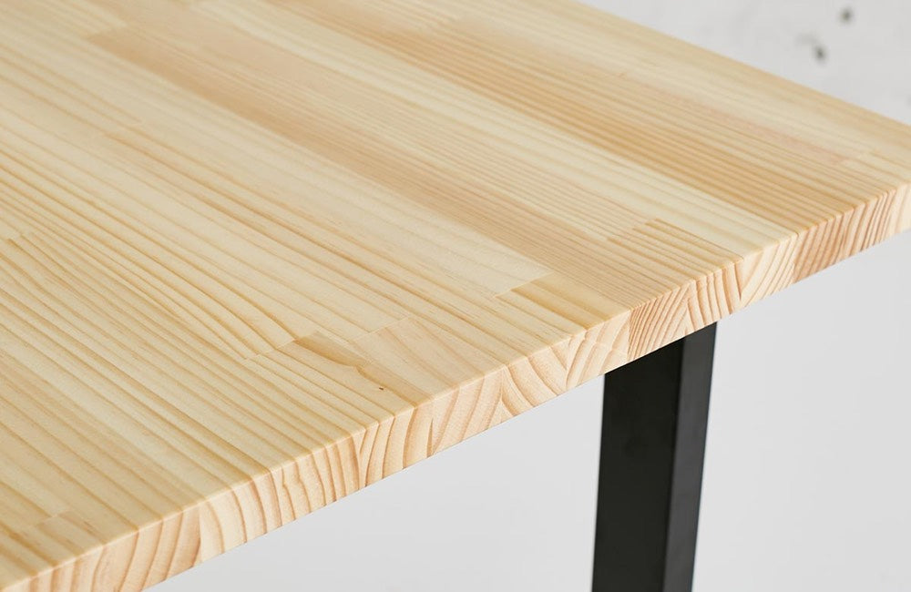 かなでもののパイン材の天板とスクエア鉄脚を組み合わせたシンプルモダンなテーブル1