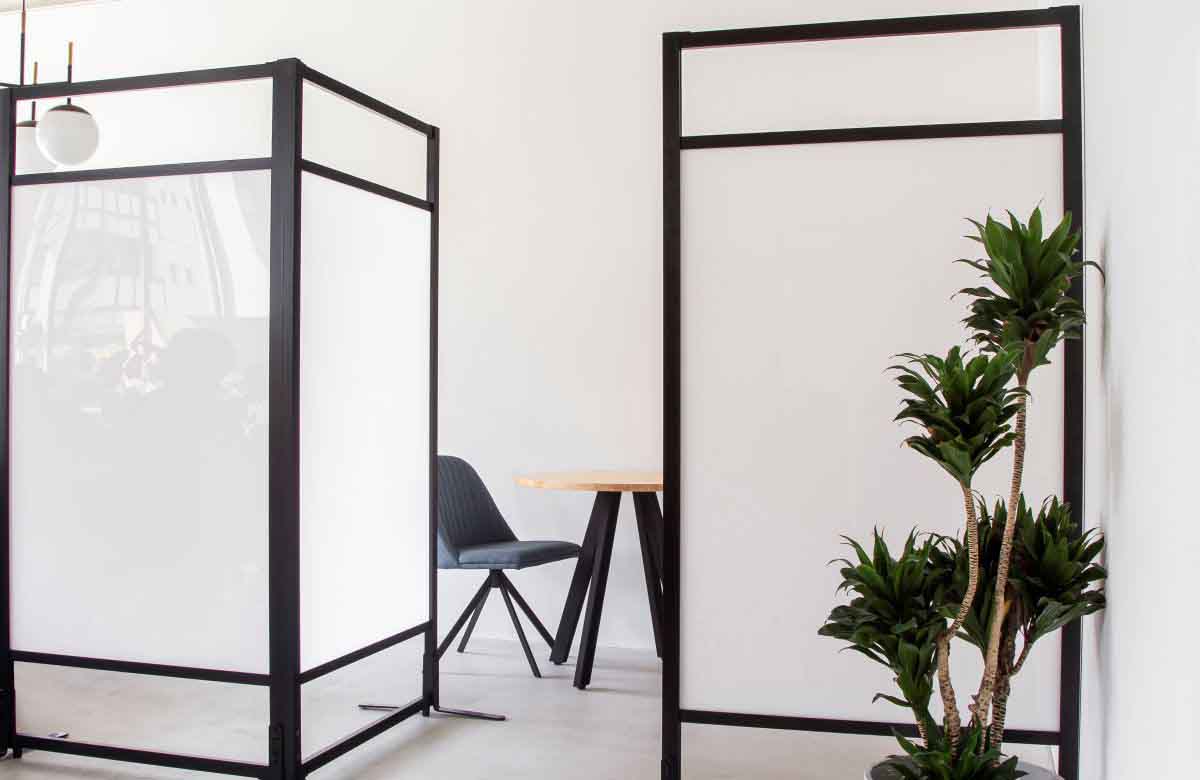 かなでもののシンプルなデザインのブラックフレームと柔らかな印象のホワイトアクリルパネルを組み合わせたクリエイティブな空間を創り出すことができるオフィス向けの自立タイプのパーテーション・仕切り(設置例)