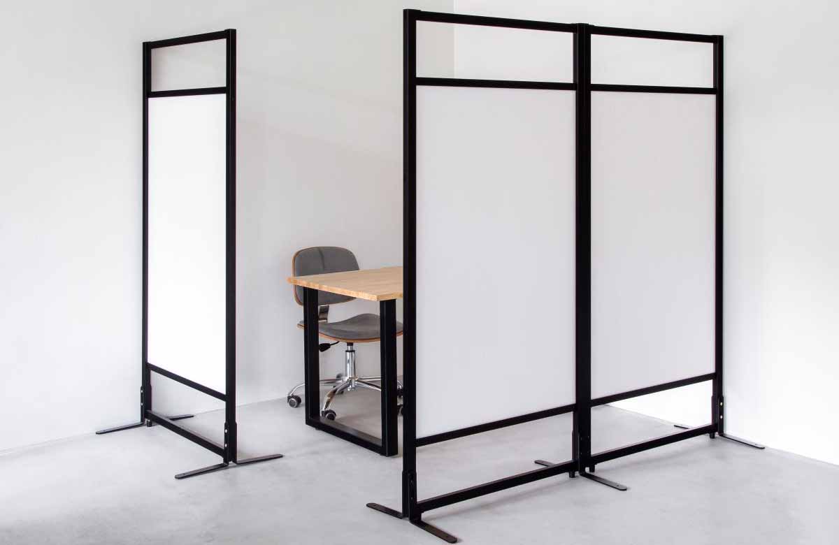 かなでもののシンプルなデザインのブラックフレームと柔らかな印象のホワイトアクリルパネルを組み合わせたクリエイティブな空間を創り出すことができるオフィス向けの自立タイプのパーテーション・仕切り(設置例)2